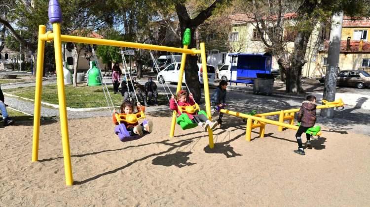 <p>Mahkeme kararı çerçevesinde çocukları ile şahsi münasebet tesis edecekler (mahkeme kararını ibraz etmeleri şartı ile)</p>