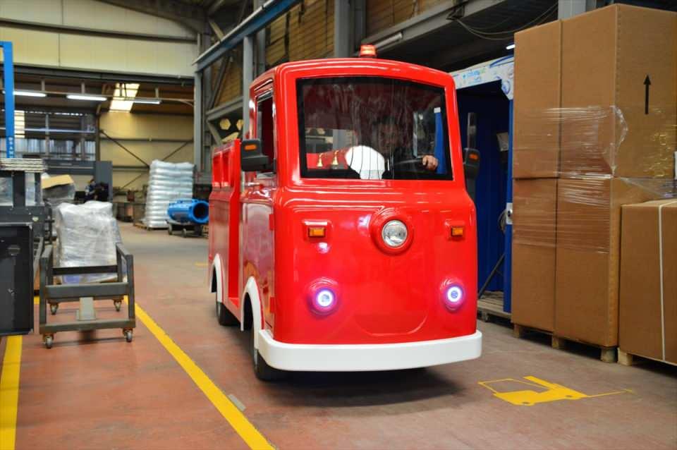 <p>Bektaş, bunların yanı sıra trafiğe çıkabilecek plaka ve ruhsata sahip, Avrupa standartlarında mini yerli otomobil çalışmalarının bulunduğunu belirterek, "Pickup tarzı yük taşıyan araç üretimine de başladık. 2022 yılında bu araçları banttan indirerek Avrupa'ya ihraç etmeyi hedefliyoruz. Türkiye pazarında da yük ve yolcu taşımak adına ekonomik bir seçenek sunmanın gururunu yaşayacağız." ifadesini kullandı.</p>
<p>Firmanın Halkla İlişkiler Sorumlusu Ayson Karabağ ise "Başta Azerbaycan ve Karabağ sokakları olmak üzere tüm Türk devletlerinin belediyelerine bu ürünlerin ulaşmasını amaçlıyoruz. Yerli ve milli üretim olan Türk firmasına ait endüstriyel hibrit sokak temizleme araçlarını üreten mühendis grubumuzla gurur duyuyoruz." dedi.</p>