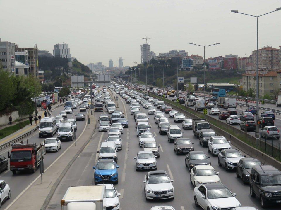<p>Koronavirüsle mücadele kapsamında alınan 'tam kapanma' kararının ardından İstanbul'da il dışına çıkmak isteyenlerin etkisiyle trafik yoğunluğu yaşanıyor.</p>
