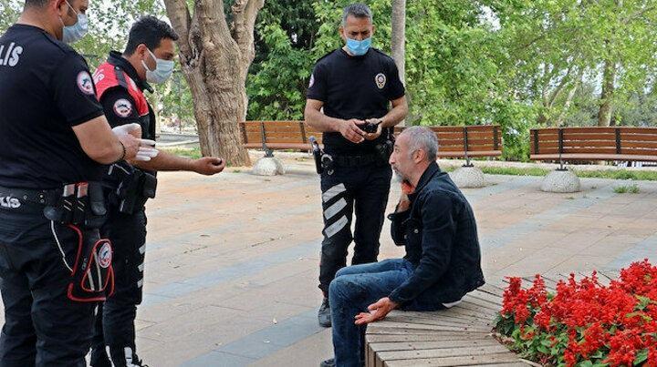 <p>Antalya'da polisin üzerini aramak istemesi üzerine direnerek neşterle boğazını kesen şahsın üzerinden çıkmayan suç aleti kalmadı. Neşterin yanı sıra suikast kalemi, ekmek bıçağı, dikiş makası ve bir miktar uyuşturucu madde çıkan adam, kendisini görüntüleyen gazetecilere ise, "Kanallara çıksın da insanlar beni iyi tanısın" dedi.</p>

<p> </p>
