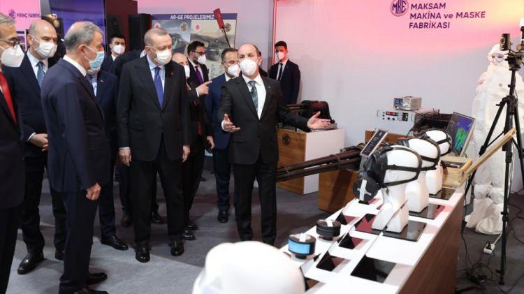 <p><strong>MAKİNALI TÜFEĞİN İSMİNDEKİ "57 A" İBARESİNİN ANLAMI</strong></p>
<p>Açılış töreninde konuşan Başkan Erdoğan, "Fatih'ten aldıkları ilhamla dünyada ilk defa seri atış yapabilen sahra topunu 1860 yılında icat eden Ahmet Süreyya Emin'in yolundan giden mühendislerimiz kendi sınıfının en iyisi olan BORAN OBÜS'ünü yaptılar. Bugün burada ayrıca yeni geliştirilen platform makinalı tüfeği de inceleme fırsatı bulduk. Makinalı tüfeğin ismindeki 57 A ibaresinin özel bir anlamı vardır. Bu ifade tüfeğimizin isminde, Çanakkale Savaşı'nda mensuplarının neredeyse tamamı mitralyöz ateşiyle şehit düşen 57. alayın hatırasını yaşatmak üzere yer almaktadır. Çanakkale Savaşı'nın 106. yıl dönümünde bir kez daha şehitlerimizi rahmetle yad ediyoruz. 2017 yılında şehit olan üsteğmenimiz Ozan Olgu Köreke tarafından tasarlanan OZOK el bombası. Makina Kimya Endüstrisi kurumumuz bu projeyi aldı, geliştir ve üretmeye başladı. Hayata geçirilen bu projeler imalat-ı harbiye ruhunun günümüzdeki yansımalarıdır." dedi.</p>