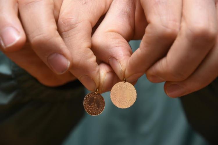 <p> Ons ve dolar kurundaki fiyatlamayla yön bulan gram altın ise 450 lira bandında yükselen dolar düşen ons arasında sıkışmıştı.</p>