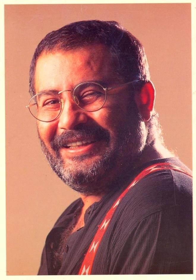 <p><strong>1984 yılında başladığı Müzik hayatında "Acılara Tutunmak", "Şafak Türküsü", "An Gelir" ve "Yorgun Demokrat" isimli albümlerini yayımladı. İlk iki albümüyle başarı elde edemeyen sanatçı, "Şafak Türküsü" isimli albümüyle satış rekorları kırdı. Aynı albümdeki ''Penceresiz Kaldım Anne'' şarkısıyla milyonların gönlüne taht kurdu.</strong></p>