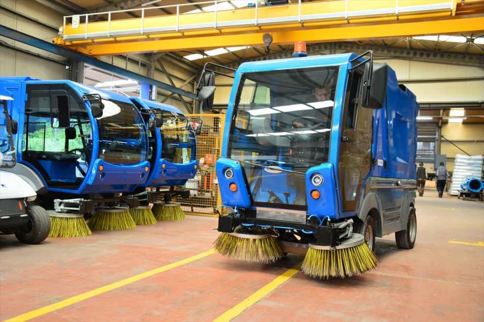 <p>Aracın tüm aksamını Sakarya'daki tesislerinde ürettiklerini vurgulayan Bektaş, şunları söyledi:</p>
<p>"Araçlarımızın motor aksamları, plastikleri, enjeksiyon plastikleri, savurma lastikleri, çelik konstrüksiyonları ile fiber teknolojisinden termoformik teknolojiye kadar tüm parçalarını kendi tesisimizde üretiyoruz. Bu üretimlerle de dünya fuarlarında bir Türk markası olarak yerimizi alıyoruz. Böylece Türkiye'de de endüstriyel temizlik makinelerinin üretildiğini tüm dünyaya kanıtlıyoruz."</p>
<p> </p>