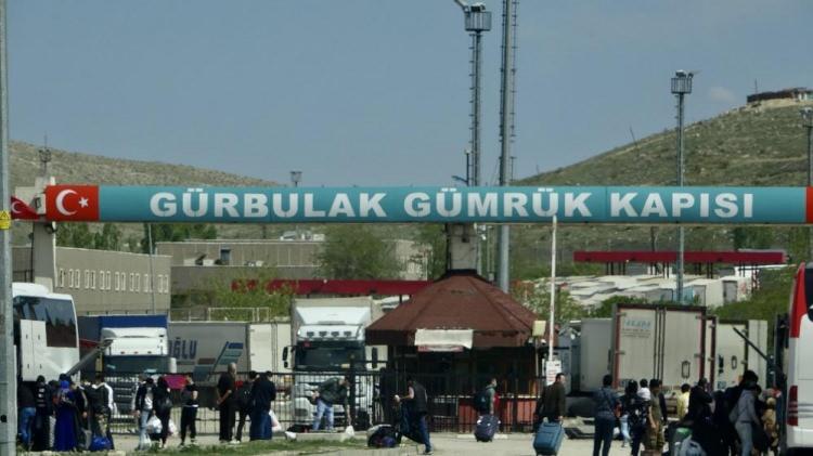 <p><strong>Gürbulak Sınır Kapısı önünde İran’a geçmek için bekleyen 7 kilometrelik tır kuyruğu arasında bekleyen Mustafa Akpolat,</strong></p>