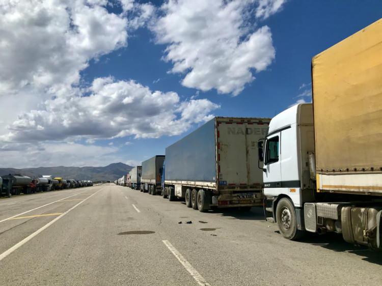 <p> “Biz burada 3 gündür bekliyoruz. Biz tanker sahasındayız burası daha hızlı ilerliyor. İnşallah biran önce geçeriz. Burada bekleyen tahmini bin 700 tır var. Bizler de bekliyoruz, daha geçemedik" şeklinde konuştu.</p>
