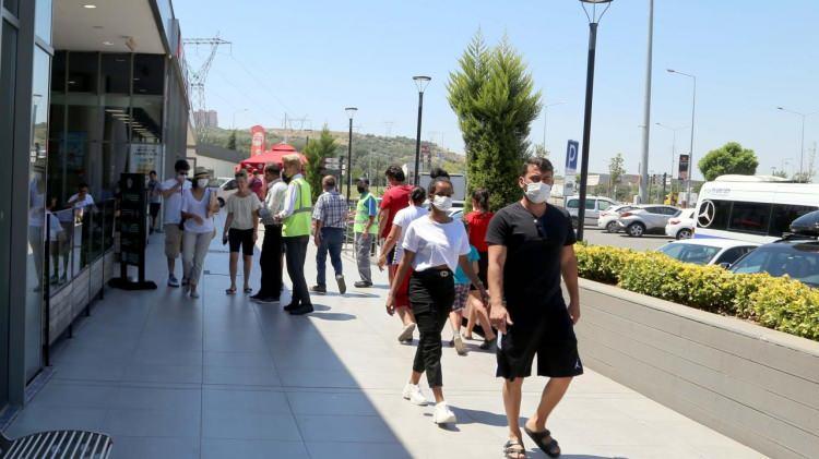 <p>İl/İlçe Umumi Hıfzıssıhha Kurullarınca izin verilen, şehirlerarası karayolları kenarında bulunan dinleme tesislerinde yer alan yeme-içme yerleri ve buralarda çalışanlar</p>