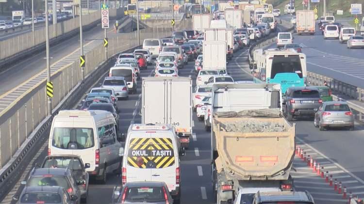 <p>İstanbul Büyükşehir Belediyesi (İBB) ek sefer konulduğunu açıkladı. Kentte bazı noktalarda da trafik yoğunluğu oluştu.</p>

<p> </p>
