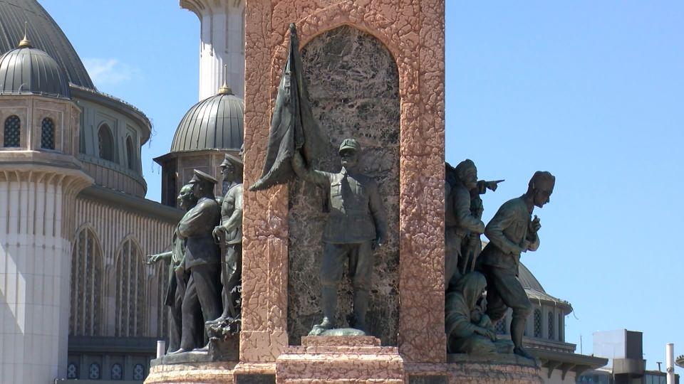 <p>Yaklaşık 84 ton ağırlığında olan anıt, 23 günde monte edildikten sonra dönemin Türkiye Büyük Millet Meclisi Başkanı Kazım Özalp tarafından 8 Ağustos 1928 tarihinde açılmıştır. </p>