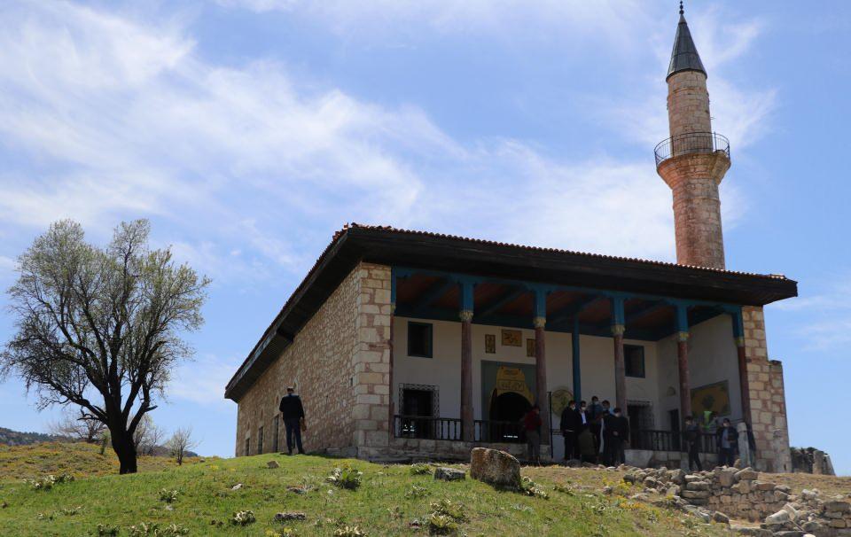 <p>Denizli'nin Kale ilçesinde yer alan, 6 asırlık Cevher Paşa Camii, restorasyon çalışması tamamlanarak, ibadet için hazır hale getirildi. Caminin sadece cuma namazları için açık olacağı kaydedildi.</p>

<p> </p>
