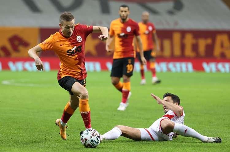 <p><strong>MARTIN LINNES |</strong> Ara transfer döneminde de adı transferle anılan Martin Linnes'in mevcut kontratı sona eriyor.</p>
