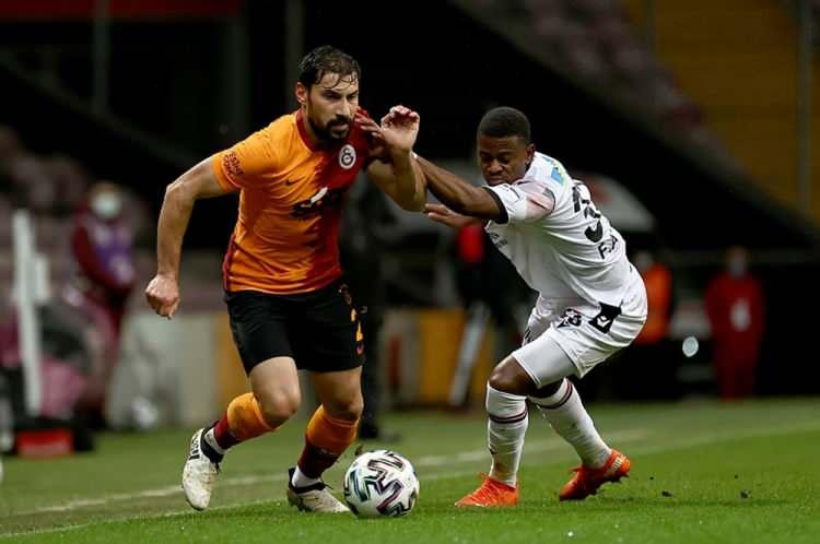 <p>ŞENER ÖZBAYRAKLI | Son haftalarda forma şansı bulan Şener Özbayraklı 2019 yazında takıma katılmıştı. Milli futbolcu sözleşmesinin sonuna geldi.</p>