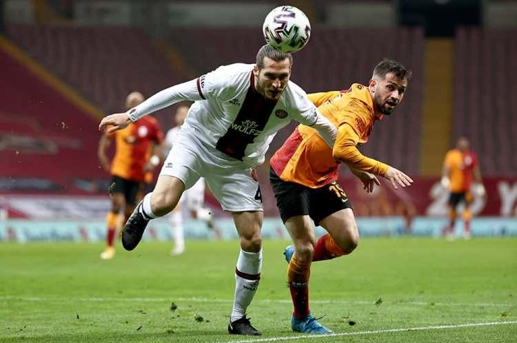 <p>ÖMER BAYRAM | 2018 yazında Akhisarspor'dan Galatasaray'a katılan Ömer Bayram bu sezon 35 maçta forma giydi. Sözleşmesi bitecek olan oyuncu yönetimden haber bekliyor.</p>