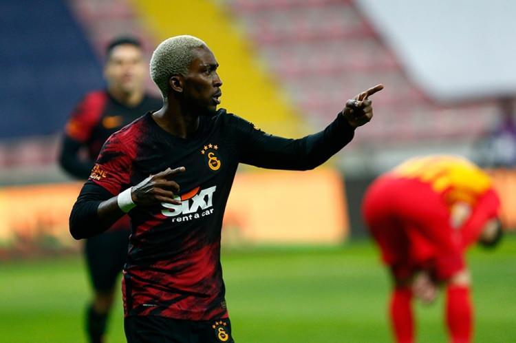 <p>HENRY ONYEKURU | Galatasaray'a üçüncü kez kiralık olarak katılan Henry Onyekuru'nun sözleşmesi bitiyor. Ancak Nijeryalı futbolcunun satın alma opsiyonu Galatasaray'da. Sarı-kırmızılı ekip, Monaco'ya 4.3 milyon euro öderse oyuncunun bonservisini alabilecek.</p>