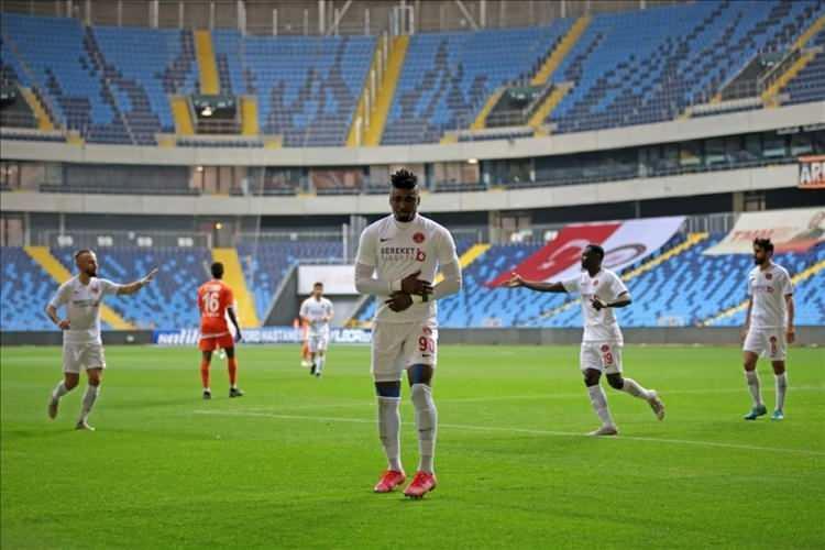 <p>TFF 1. Lig'in 32. haftasında Adanaspor ile Bereket Sigorta Ümraniyespor, Yeni Adana Stadında karşılaştı. Bereket Sigorta Ümraniyesporlu oyuncular, Lanre Kehinde'nin (90) attığı golün ardından sevinç yaşadı. ( Eren Bozkurt - Anadolu Ajansı )</p>

<p> </p>
