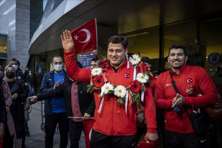 <p>Polonya'da düzenlenen Avrupa Güreş Şampiyonası'nda 10. kez Avrupa şampiyonluğunu elde eden Milli güreşçi Rıza Kayaalp, Ankara'ya geldi. Kayaalp'i sevenleri Esenboğa Havalimanı'nda bayraklar ile karşıladı. ( Özge Elif Kızıl - Anadolu Ajansı )</p>

<p> </p>
