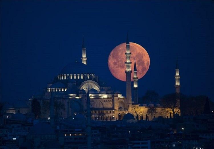 <p>İstanbul'da dolunay, Süleymaniye Camisi ile güzel görüntüler oluşturdu. ( İsa Terli - Anadolu Ajansı )</p>
<p> </p>