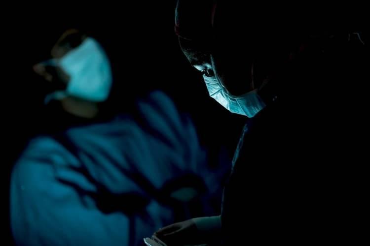 <p>Akdeniz Üniversitesi Organ Nakli Merkezi ekibi, yeni tip corona virüs (Covid-19) sürecinde de üst seviyeye çıkarttıkları tedbirlerle, hayat kurtaran zorlu mesailerini fedakarca sürdürüyor. Karaciğer, böbrek, kalp, kornea, kemik iliği, yüz, kol, bacak gibi kompozit doku nakilleriyle dünyada en çeşitli organ nakli yapılan merkezler arasında yer alan Akdeniz Üniversitesi Organ Nakli Merkezinde, salgın sürecinde de nakillere devam ediliyor. ( Mustafa Çiftçi - Anadolu Ajansı )</p>
<p> </p>