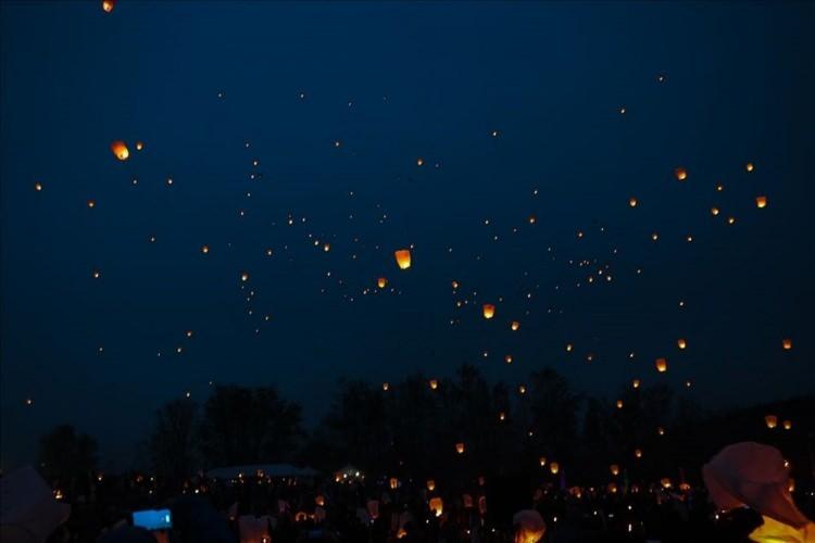 <p>Amerika'nın Pensilvanya eyaletinde düzenlenen dilek balonu festivalinde binlerce balon gökyüzüne bırakıldı. Canlı müziğin de yer aldığı etkinlikte insanlar balonlarına dileklerini yazdıktan sonra gökyüzüne bıraktı. ( Tayfun Coşkun - Anadolu Ajansı )</p>
<p> </p>