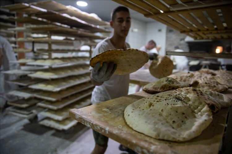 <p>Balkan ülkesi Bosna Hersek'e özgü ramazan pidesi somun, bu ramazan ayında da iftar sofralarının vazgeçilmezi oldu. Başkent Saraybosna'daki fırınlarda pişen somunun kokusu iftar öncesi her yeri sararken, uzun somun kuyrukları da Bosna Hersek'teki ramazan ruhunun olmazsa olmazları arasında sayılıyor. ( Elman Omic - Anadolu Ajansı )</p>
<p> </p>