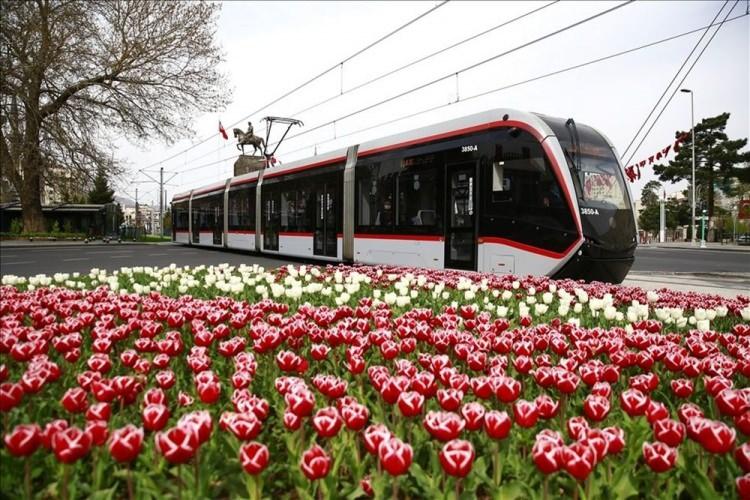 <p>Kayseri, yeni tip corona virüs (Covid-19) tedbirleri kapsamında uygulanan sokağa çıkma kısıtlamasında sessizliğe büründü. Özellikle Cumhuriyet Meydanı, Millet ve Sivas Caddeleri, İnönü Bulvarı ve Mimarsinan Parkı gibi normal zamanda yoğunluk yaşanan alanların sakin olduğu görüldü. ( Sercan Küçükşahin - Anadolu Ajansı )</p>
<p> </p>