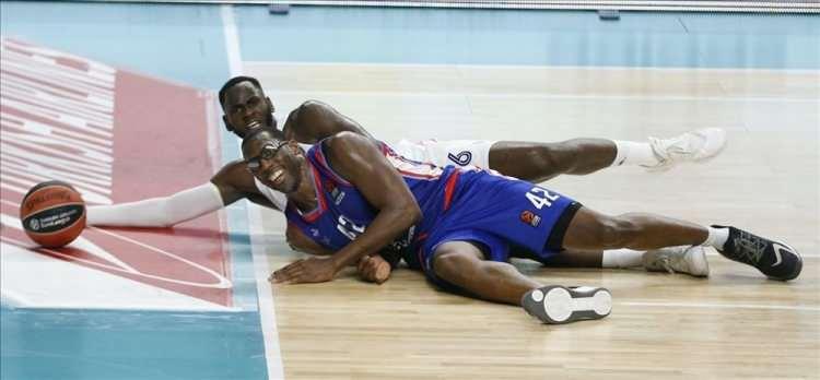 <p>Türk Hava Yolları (THY) Avrupa Ligi play-off çeyrek final serisi dördüncü maçında, Real Madrid ile Anadolu Efes basketbol takımları Madrid'deki Wizink Center'da karşılaştı. Karşılaşmada, Anadolu Efes takımının basketbolcusu Bryant Dunston, rakibi Usman Garuba ile mücadele etti. ( Şenhan Bolelli - Anadolu Ajansı )</p>
<p> </p>