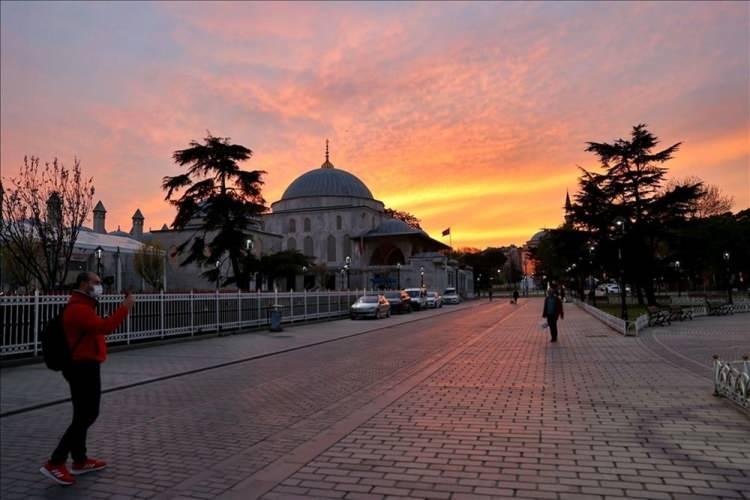<p>İstanbul'da, yeni tip corona virüs (Covid-19) salgınıyla mücadele tedbirleri kapsamında 17 Mayıs Pazartesi saat 05.00'e kadar devam edecek tam kapanma dönemi başladı. Sultanahmet Meydanı ve çevresinde kısıtlamadan muaf olan turistlerin gezdiği görüldü. ( İsa Terli - Anadolu Ajansı )</p>
<p> </p>