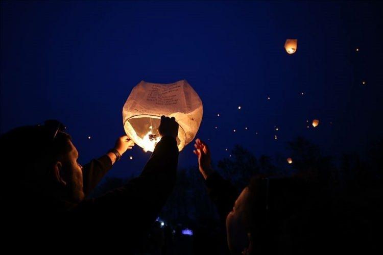 <p>Amerika'nın Pensilvanya eyaletinde düzenlenen dilek balonu festivalinde binlerce balon gökyüzüne bırakıldı. Canlı müziğin de yer aldığı etkinlikte insanlar balonlarına dileklerini yazdıktan sonra gökyüzüne bıraktı. ( Tayfun Coşkun - Anadolu Ajansı )</p>
<p> </p>