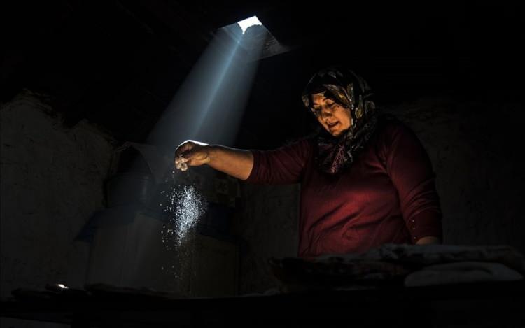 <p>Doğu Anadolu Bölgesi'nin vazgeçilmez lezzetleri arasında yer alan ve tandırda hazırlanan kaz, pişi ve keteler, ramazan ayında iftar ve sahur sofralarını süslüyor. ( İsmail Kaplan - Anadolu Ajansı )</p>
<p> </p>
