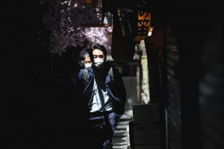 <p>Japonya’da ise Covid-19 vaka sayısı son 24 saatte 4 bin 607 artarak 569 bin 65’e, virüse bağlı can kaybı sayısı 51 artışla 9 bin 990’a yükseldi. Başkent Tokyo'da yeni tip corona virüs salgını ile mücadele kapsamında tren seferleri azaltıldı. Japonya Başbakanı Suga Yoşihide 23 Nisan'da, salgınla mücadele kapsamında başkent Tokyo dahil 4 bölgede olağanüstü hal (OHAL) uygulanacağını açıkladı. ( David Mareuil - Anadolu Ajansı )</p>
<p> </p>