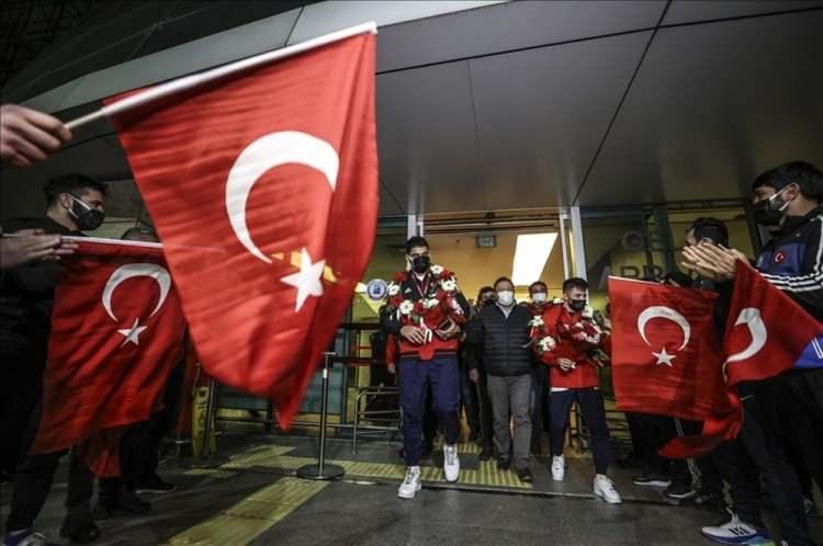 <p>Polonya'nın başkenti Varşova'da düzenlenen Avrupa Güreş Şampiyonası'nda 2 altın, bir gümüş madalya kazanan Serbest Güreş Milli Takımı yurda döndü. Altın madalya kazanan Taha Akgül ve Süleyman Atlı, gümüş madalya kazanan Süleyman Karadeniz ile takım yetkilileri, hava yoluyla İstanbul aktarmalı olarak Ankara Esenboğa Havalimanına geldi. Milli güreşçiler, Esenboğa Havalimanı'nda çiçek ve Türk bayraklarıyla karşılandı. ( Esra Hacioğlu - Anadolu Ajansı )</p>
<p> </p>