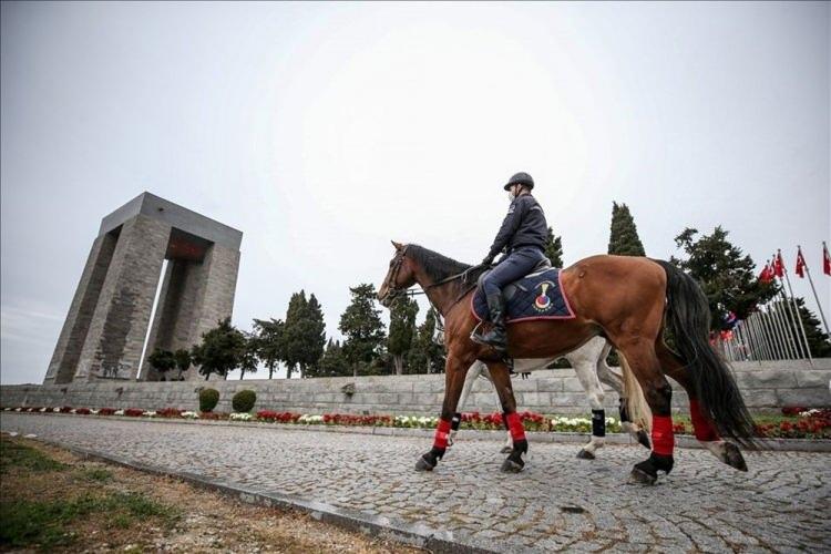 <p>Çanakkale Kara Savaşlarının 106. yılı kapsamında, Şehitler Abidesi'nde tören düzenlendi. Törende Jandarma Atlı Birlikler de yer aldı. ( Sergen Sezgin - Anadolu Ajansı )</p>
<p> </p>