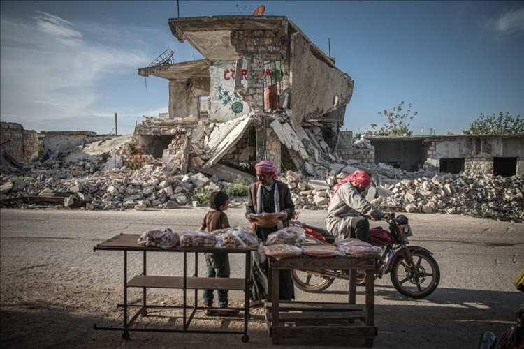 <p>Suriye'de Beşşar Esed rejiminin saldırılarıyla zorla yerinden edilerek İdlib iline sığınan halk, ramazan ayında günlük yaşamlarına devam ediyor. ( Muhammed Said - Anadolu Ajansı )</p>
<p> </p>