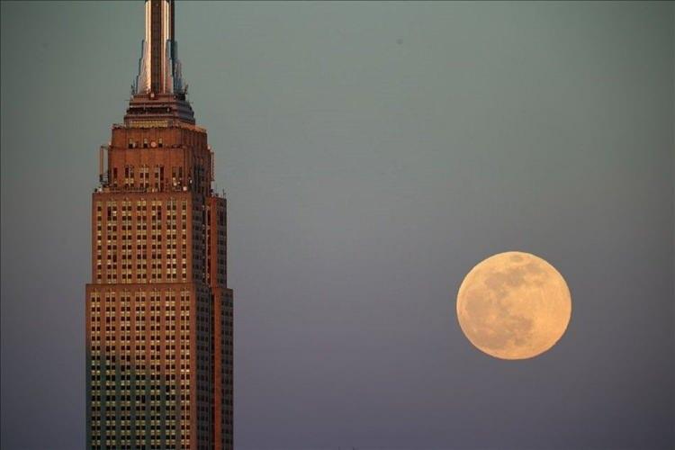 <p>ABD'nin New York şehrinin simge yapılarından Empire State Binası ardında beliren dolunay, güzel görüntü oluşturdu. ( Tayfun Coşkun - Anadolu Ajansı )</p>

<p> </p>
