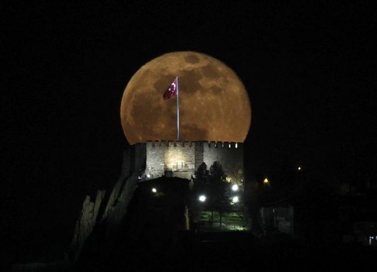 <p>Başkentte akşam saatlerinde beliren dolunay, Ankara Kalesi ile güzel görüntü oluşturdu. ( Doğukan Keskinkılıç - Anadolu Ajansı )</p>

<p> </p>

