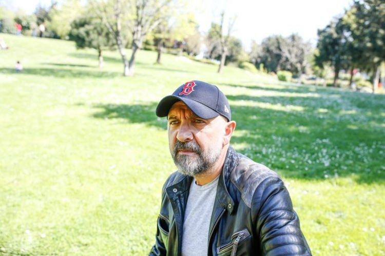 <p><strong><span style="color:#000000"><em>'Hülya yakın dostum. Sık sık Fenerbahçe-Beşiktaş dostluğunu yad ediyoruz. Sahnenin gerçekçi olması için Hülya'yı bir parça harekete geçirmek istedim. Ama onun da eli çok ağırmış.'</em></span></strong></p>
