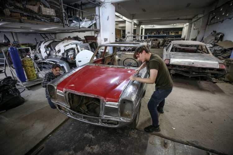 <p>Ersöz ailesi, Türkiye'nin dört bir yanından hatta ülke dışından getirilen, adeta çürümüş klasik otomobilleri kaportasından boyasına, döşemelerinden motor parçalarına kadar orijinalleriyle yeniliyor.</p>

<p> </p>
