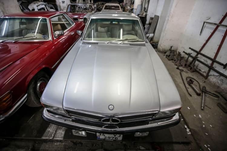 <p>Her bir araç için 6 aydan 1,5 yıla kadar emek harcayarak onları ilk günkü ihtişamına kavuşturan Ersöz ailesi, ortaya çıkan her otomobile "sanat eseri" gözüyle bakıyor.<br />
 </p>
