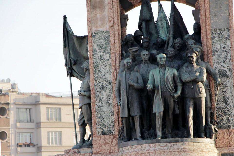 <p>BAKIM ONARIMI BÜYÜKŞEHİR BELEDİYESİ'NDE</p>
<p>İstanbul Büyükşehir Belediyesi (İBB) yetkilileri, anıtın tadilat ve bakımının kendilerine ait olduğunu belirterek, kayıp bölüm ile ilgili yapılacak incelemenin ardından bilgi verileceğini kaydettiler.</p>