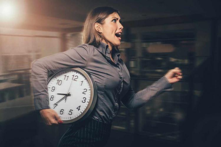 <p><strong>KADINLAR NEDEN İŞ HAYATINDAN UZAKLAŞIYOR?</strong></p>
<p>Katılımcılara son olarak kadınların iş hayatından uzaklaşma nedenlerini sorduk. Katılımcıların %30'u kadınların, toplum/aile baskısıyla/engeliyle karşılaştığı için, %25'i çocuğuna bakmak için, %19'u ise evdeki diğer sorumluluklarından dolayı kadınların iş hayatından uzaklaştığını belirtiyor.</p>