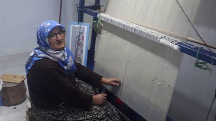 <p><strong>Reklamda gördü, yapmak istedi</strong></p>
<p>Dokuduğu ilk Yağcıbedir halısı ile Başkan Yavaş’ı ziyaret eden Ayşe Karabay, desteklerinden dolayı teşekkür etti. Karabay yaptığı açıklamada, “Ben 1963 Salda doğumluyum. Burdur Yeşilova. Biz köyümüzde ortaokuldan çıktıktan sonra başladık halı dokumaya, ben Denizli’ye gelesiye kadar halı dokudum. Isparta da bir halıcımız vardı, köyümüzde de kooperatifti. Herkes dokuduğu için, ben de severek dokuduğum için, televizyon programında gördüm. Dedim ki ulaşabilirsek ben yapayım, dokuyayım. Evimiz de müsait olduğu için kurdum. Arada bir işim bittikçe kendim oynamak için dokuyorum.</p>