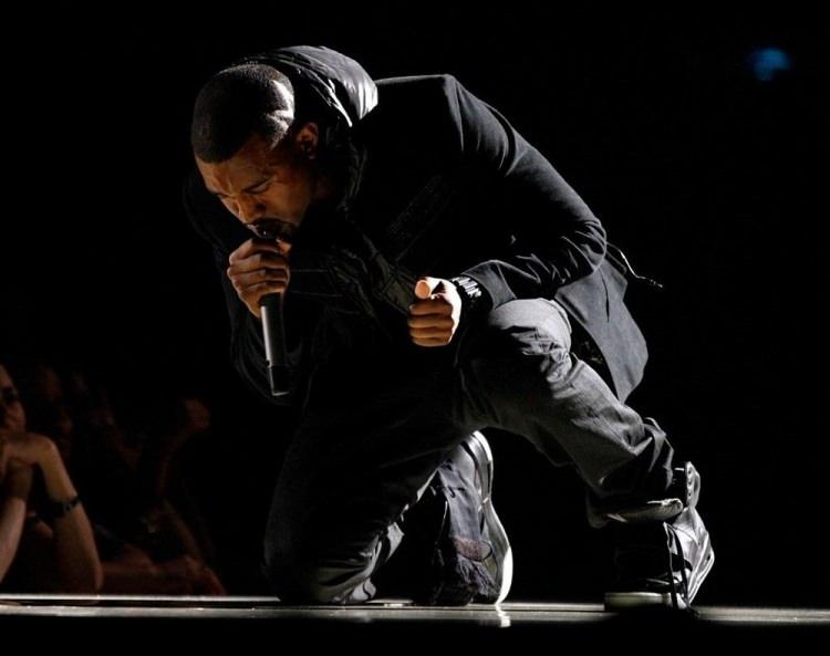 <p><strong>Sotheby's Müzayede Evi tarafından yapılan açıklamada, Kanye West’in Nike Air Yeezy 1 model spor ayakkabısının özel bir firma tarafından 1,8 milyon dolara satın alındığı belirtildi.</strong></p>

<p> </p>
