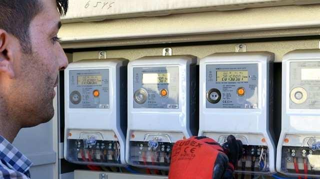 <p>Elektrik, su, doğalgaz, telekomünikasyon vb. kesintiye uğramaması gereken iletim ve altyapı sistemlerinin sürdürülmesi ve arızalarının giderilmesinde görevli olanlar ile servis hizmeti vermek üzere görevde olduklarını belgelemek şartı ile teknik servis çalışanları</p>
<p> </p>