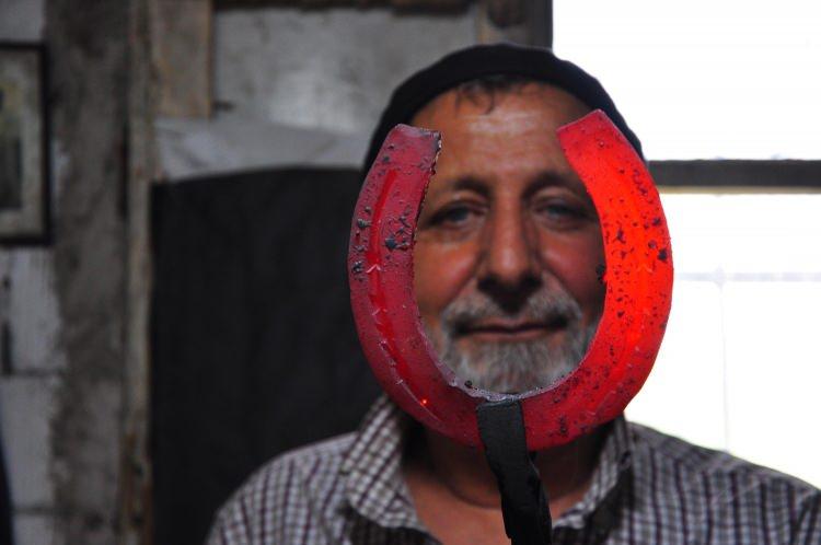 <p>Ortalama günde 15-20 ata nal çakıyorduk. Manisa'da 7 nalbant vardı ama her evde de 2 at vardı. O zaman nakliyat yoktu. Zengin insanlar fayton tutarlardı, alışverişini yapar evlerine yine faytonla dönerlerdi. Eskiden ihtiyaçtı, şimdi ise zevk oldu. Bağı bahçesi olan binmek için at besliyor" diye konuştu.</p>
<p> </p>