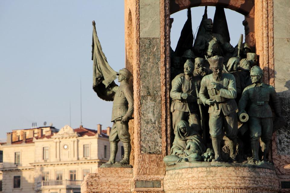 <p>Anıt ve çevre düzeni ise sonraki dönemde birinci ulusal mimarlık akımının önemli temsilcilerinden olan Giulio Mongeri tarafından yapılmıştır. Halkın maddi yardımlarıyla yapılan bu önemli anıt, 2.5 yıl içerisinde taş ve bronz kullanılarak yapılmış, 45 sandık içerisinde İtalya'dan İstanbul'a gemiyle getirilmiştir. </p>