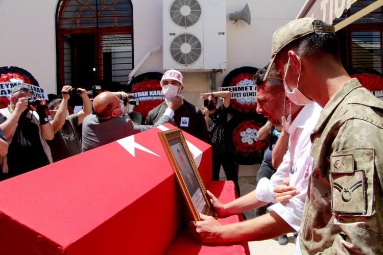 <p>&lsquo;PEYGAMBER SANCAĞININ ALTINDASIN&rsquo;</p>

<p>Şehidin cenazesi, helallik alınmasının ardından t&ouml;renin yapılacağı Abdulkadir Ağa Ulu Camii&rsquo;ne g&ouml;t&uuml;r&uuml;ld&uuml;. Burada da şehidin ağabeyi Sedat Kırmızı, kardeşinin fotoğrafını &ouml;perek, &ldquo;Sen, peygamberin sancağının altındasın şimdi. Kucak a&ccedil;tı mı sana?&rdquo; diyerek ağladı.<br />
T&ouml;rene, Sağlık Bakan Yardımcısı Tolga Tolunay, Adana Valisi S&uuml;leyman Elban, İl Emniyet M&uuml;d&uuml;r&uuml; Doğan İnci, Adana B&uuml;y&uuml;kşehir Belediye Başkanı Zeydan Karalar, Ceyhan Belediye Başkanı H&uuml;lya Erdem, milletvekilleri, askeri erkan, şehidin yakınları katıldı.<br />
&Ouml;ğle namazının ardından İl M&uuml;ft&uuml;s&uuml; Hasan &Ccedil;ınar&rsquo;ın kıldırdığı cenaze namazı sonrası şehit Uzman &Ccedil;avuş Mehmet Kırmızı&rsquo;nın cenazesi, Ceyhan Asri Mezarlığı&rsquo;nda g&ouml;zyaşları arasında toprağa verildi.</p>
