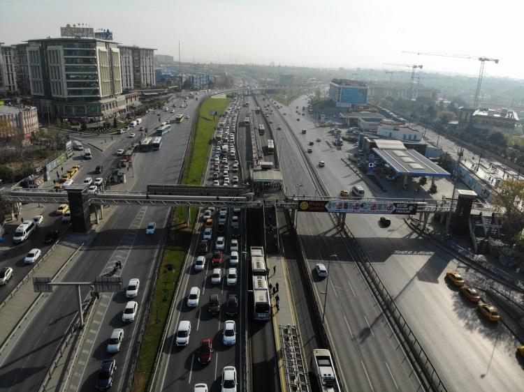 <p>Türkiye genelinde alınan tam kapanma kararının ardından emniyet güçleri, sabah erken saatlerde şehrin birçok noktasında trafik kontrol noktaları oluşturdu.</p>

<p> </p>
