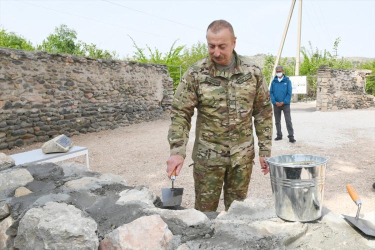 <p>Projede yer alan yabancı şirket temsilcileri ile köyden video konferans yöntemiyle görüşme gerçekleştiren Aliyev, hem bilgi aldı hem de önerilerini belirtti.</p>

<p> </p>
