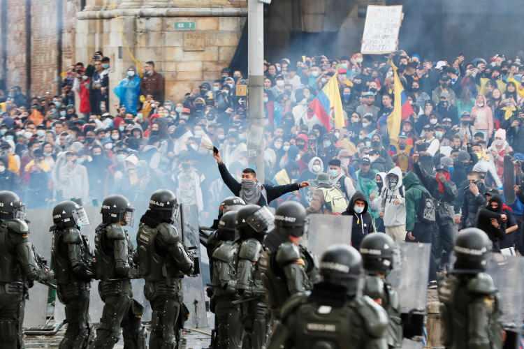 <p>Yeni vergi paketini reddeden halk ülkenin tüm şehirlerinde sokağa indi. Ulusal grev kararı alınan ülkede, birçok kente polis ve göstericiler arasında çatışma çıktı. Çıkan olaylarda çok sayıda kişi yaralandı.</p>
