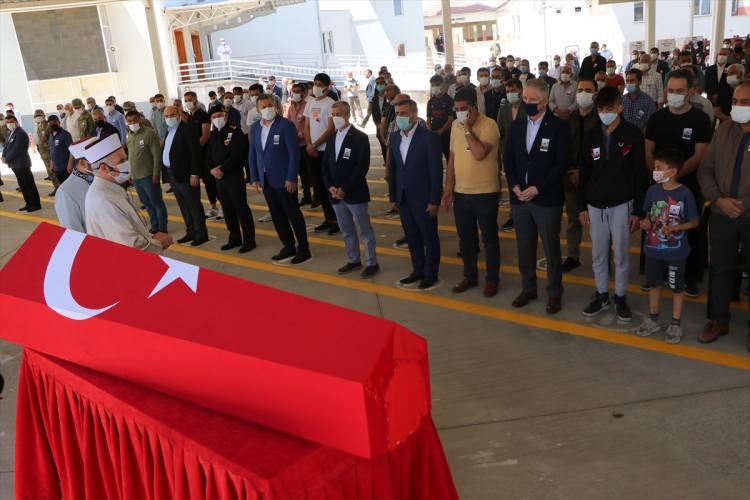 <p>Kilis'te Şehit Musa Özalkan Hudut Karakolunda silah arkadaşı tarafından vurularak hayatını kaybeden Piyade Uzman Onbaşı Mehmet Can Kaya'nın cenazesi memleketi Gaziantep'te toprağa verildi.</p>
